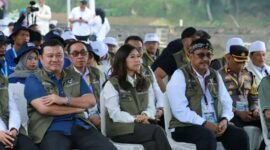 Menkomdigi dan Bupati Sukabumi panen ikan nila hasil teknologi digital di Cimahi. | FB/Pemerintah Kabupaten Sukabumi 