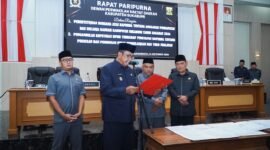 DPRD Sukabumi sahkan RAPBD 2026 dan Raperda Penataan Toko Swalayan.