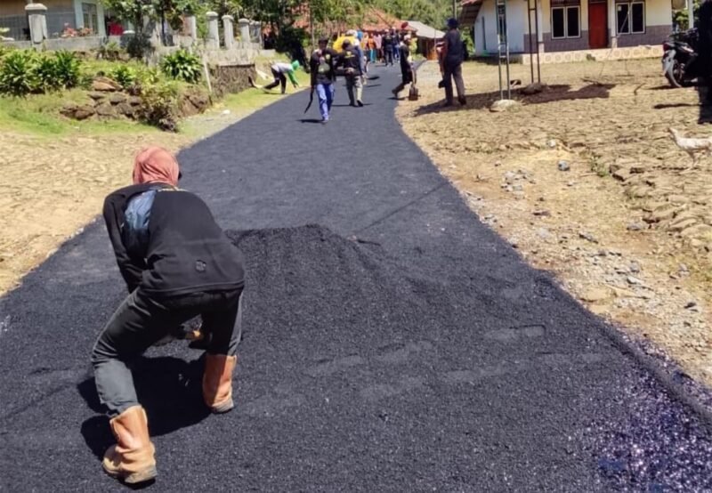 Dinas PU Sukabumi targetkan seluruh jalan rusak selesai diperbaiki pada 2026.