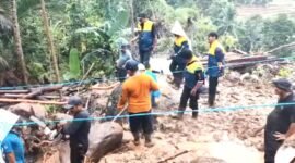 DPU Sukabumi bangun jembatan darurat dan tangani irigasi rusak akibat banjir di Cikakak.