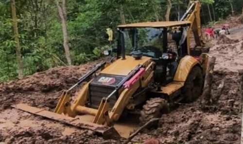 Dinas PU Sukabumi turunkan alat berat bersihkan longsor di Cimaja, akses jalan kini kembali normal.