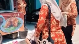 Dharma Wanita Disperkim Sukabumi bantu korban banjir di Cisolok.
