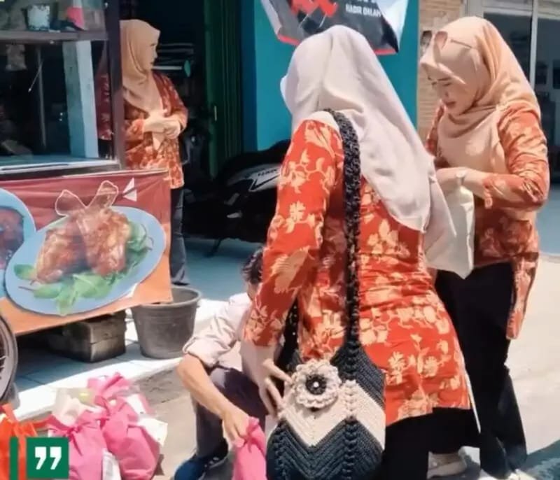 Dharma Wanita Disperkim Sukabumi bantu korban banjir di Cisolok.
