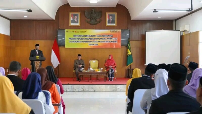 100 PNS Sukabumi terima Satyalancana, Bupati dorong kinerja lebih profesional. | Fb/Pemerintah Kabupaten Sukabumi