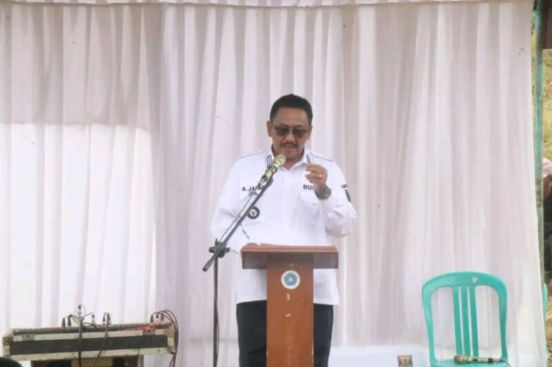 Bupati Sukabumi lakukan peletakan batu pertama huntap bagi warga terdampak bencana. | Fb/Pemerintah Kabupaten Sukabumi 
