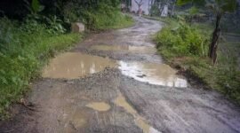 35 persen jalan kabupaten di Sukabumi masih rusak berat.