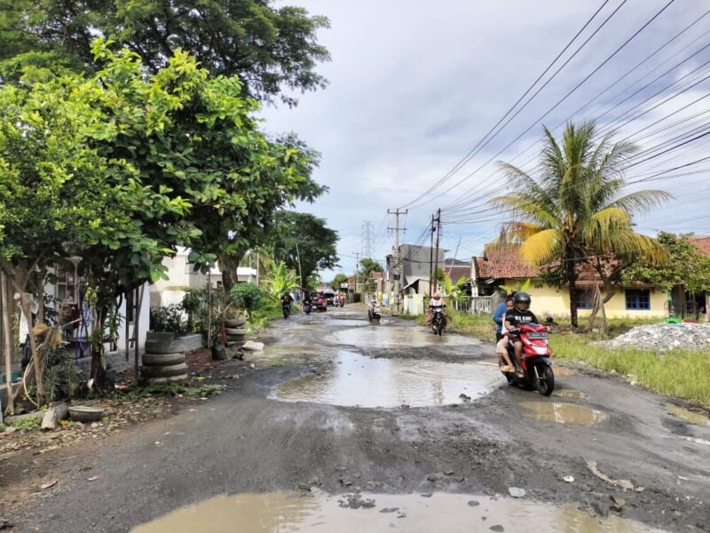 Jalan Pelita–Jayanti kembali rusak, UPTD PU dorong rehabilitasi menyeluruh tahun depan.