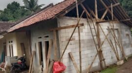 Warga Sukamaju terima bantuan Rutilahu dari Disperkim Sukabumi.
