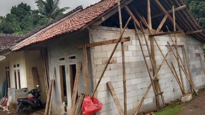 Warga Sukamaju terima bantuan Rutilahu dari Disperkim Sukabumi.
