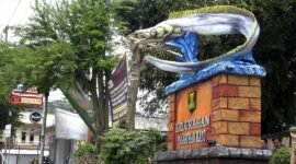 Tugu Ikan Layur kini menjadi ikon dan penanda wilayah Kelurahan Palabuhanratu. | Fb/Pemerintah Kabupaten Sukabumi 