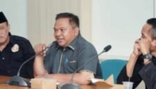 Budi Azhar Mutawali meminta Gubernur Jabar segera menerbitkan juklak layanan rumah sakit bagi warga tanpa BPJS aktif.