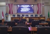 Wabup Andreas menyampaikan jawaban Bupati atas pandangan tujuh fraksi DPRD terkait RAPBD Sukabumi 2027.